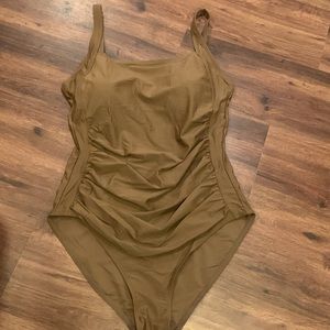 Woman’s 1piece bathing suit